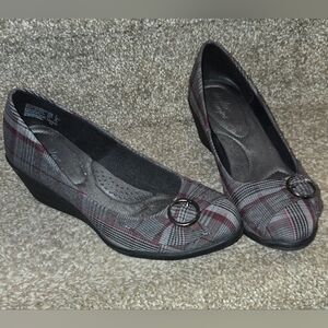 Dexflex Comfort Gray and Red Wedge Shoes